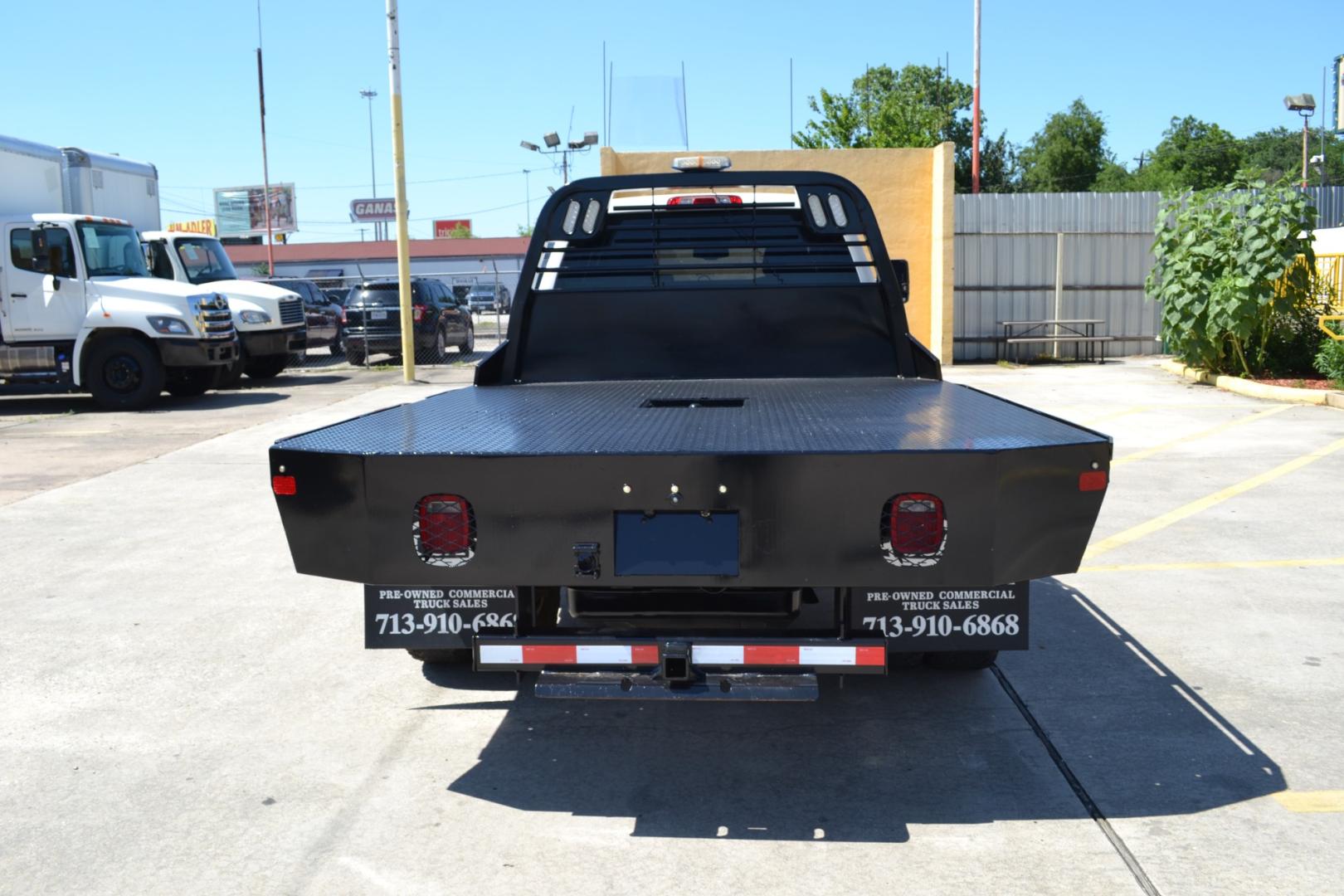 2019 WHITE /BLACK CHEVROLET 3500 with an VORTEC 6.0L V8 engine, AUTOMATIC transmission, located at 9172 North Fwy, Houston, TX, 77037, (713) 910-6868, 29.887470, -95.411903 - 13,200LB GVWR, 9FT FLATBED, 98" WIDE, GOOSNECK/BUMPER PULL HITCH, POWER WINDOWS, LOCKS, & MIRRORS, COLD A/C - Photo#5